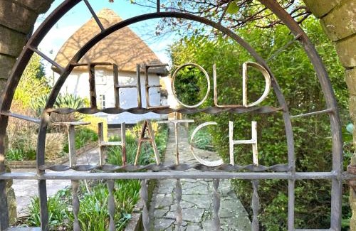 Chichester House | Beautiful Thatched Cottage with Outdoor Pool, Secure Garden, Dog & Family Friendly! Chichester Holiday Properties
