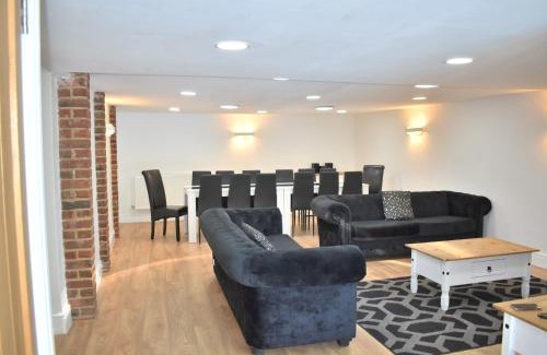 Chichester House | Beautiful Thatched Cottage with Outdoor Pool, Secure Garden, Dog & Family Friendly! Chichester Holiday Properties