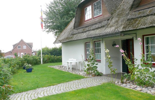 Vollerwiek Apartment | Beautiful thatched house near the North Sea. In 10 minutes by car in St. Peter-Ording.