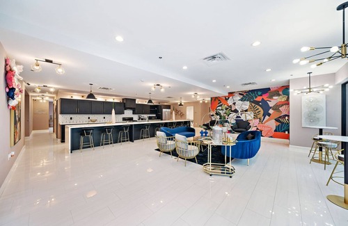 South Central Houston Hotel | Beautiful Themed Room Boutique Hotel- Sleeps 30