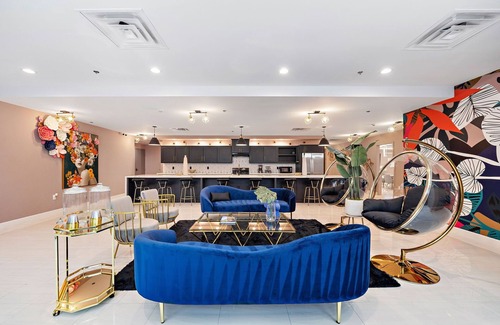South Central Houston Hotel | Beautiful Themed Room Boutique Hotel- Sleeps 30