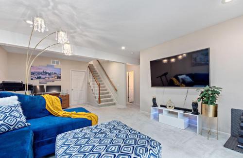 Gladstone House | Beautiful Townhome, 11 minutes to Downtown, KCMO.