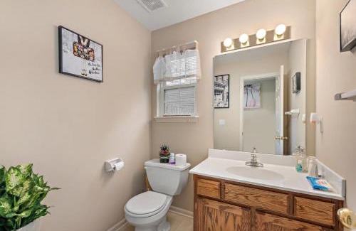 Gladstone House | Beautiful Townhome, 11 minutes to Downtown, KCMO.