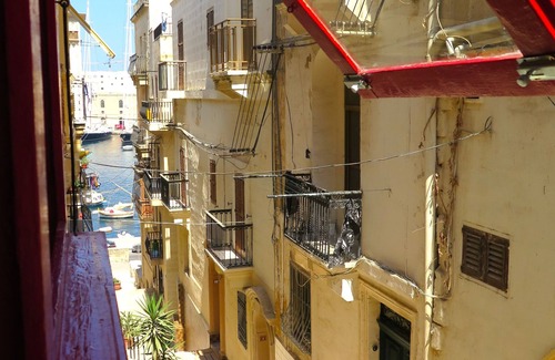 Senglea House | Beautiful traditional town house with marina views from roof terrace