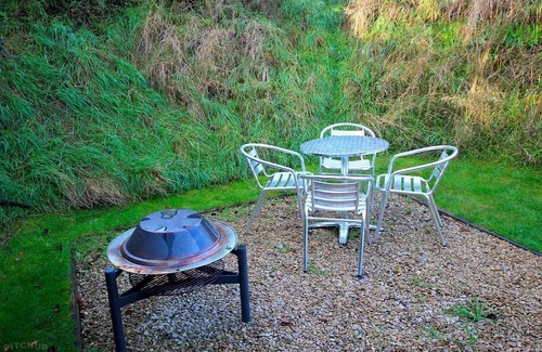 Winterbourne Stoke Cabin | Beautiful Twin Glamping Pod in Salisbury