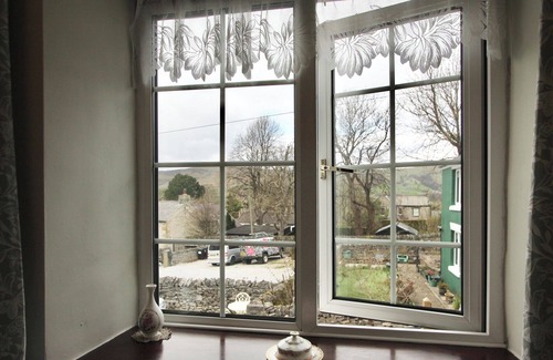 Castleton Cottage | Beautiful Two Bedroom Country Cottage in Castleton Village with Patio & Parking