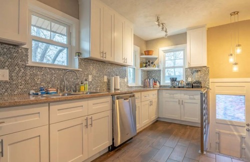 Edgewater House | Beautiful Updated 3BD/2BT Home Near DT and Close to Mountains-Backyard w/Grill!