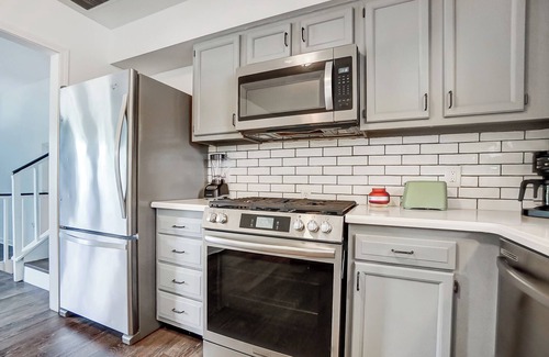 Huntington House | Beautiful Updated 4 Bedroom Home in Huntington, King Bed, Close to University!