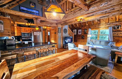 Union Dale Cabin | Beautiful, upscale log home located 2 miles from Elk Mountain