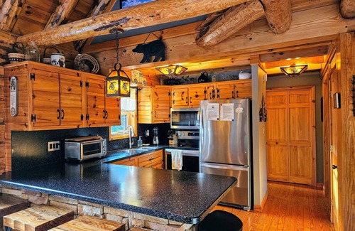 Union Dale Cabin | Beautiful, upscale log home located 2 miles from Elk Mountain