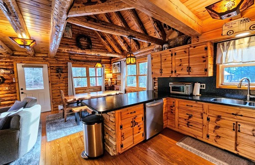 Union Dale Cabin | Beautiful, upscale log home located 2 miles from Elk Mountain