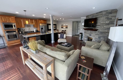 Fontana-on-Geneva Lake Condo | Beautifully modernized Abbey Villa