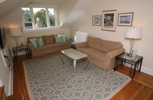 Off Broadway House | Beautiful Victorian with views of the Newport Bridge
