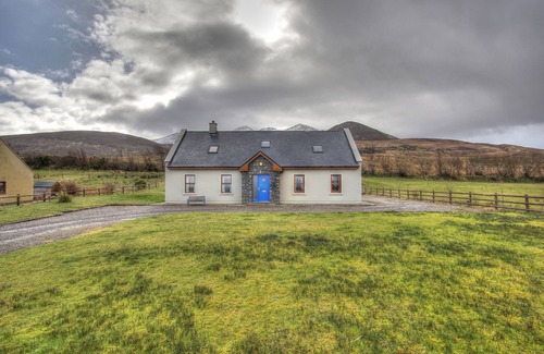 Maum House | Beautiful View of the Mcgillycuddy Reeks