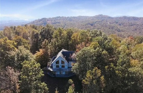 Boomer House | Beautiful views from every room in this spacious, secluded home with fast wifi