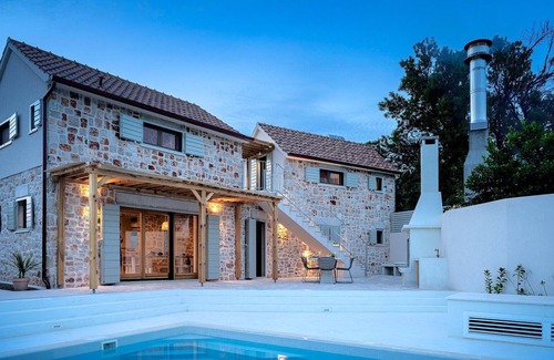 Dol Villa | Beautiful Villa Arte