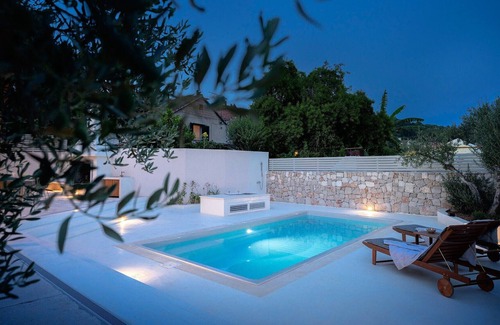 Dol Villa | Beautiful Villa Arte