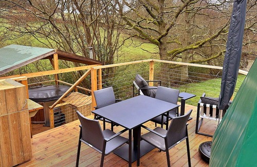 Chiddingstone Hoath House | Beautiful villa for 4 guests with hot tub, WIFI and terrace