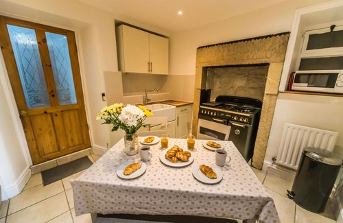 Holestone Moor House | Beautiful villa for 4 guests with WIFI, TV and terrace