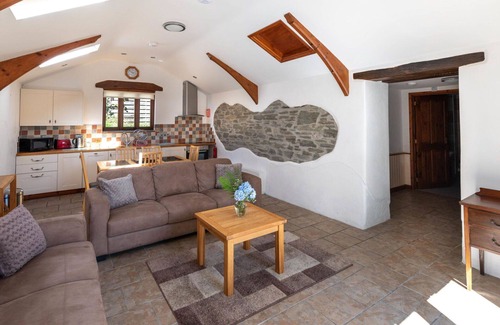 Fivelanes House | Beautiful villa for 5 guests with WIFI, hot tub, patio, pets allowed and parking