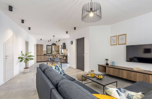 Vrznaveri House | Beautiful villa for 6 guests with A/C, private pool, WIFI, TV, terrace, pets allowed and parking