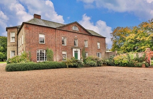 Alkborough House | Beautiful villa for 16 people with hot tub, WIFI, TV, pets allowed and parking