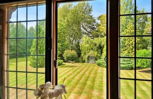 Tring House | Beautiful villa for 16 people with WIFI, hot tub and pets allowed