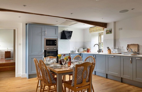 Llandrillo House | Beautiful villa for 6 guests with hot tub, WIFI, TV, terrace and parking