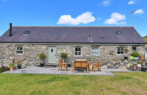 Llandrillo House | Beautiful villa for 6 guests with hot tub, WIFI, TV, terrace and parking