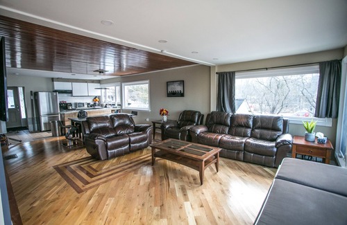 Scugog House | Beautiful Waterfront Cottage Sunset Lakeview 1hr from Toronto with NEW HOT TUB!