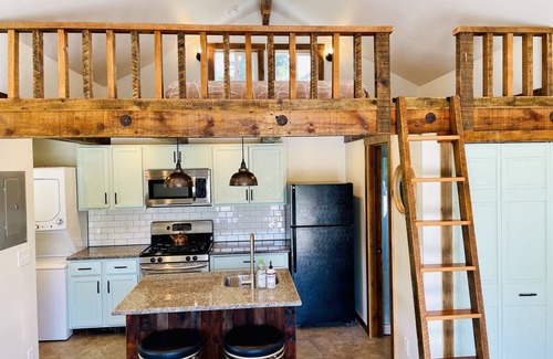 Westside Cottage | Beautiful West Side Bungalow