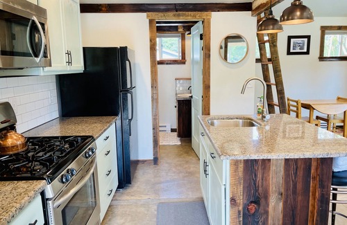 Westside Cottage | Beautiful West Side Bungalow