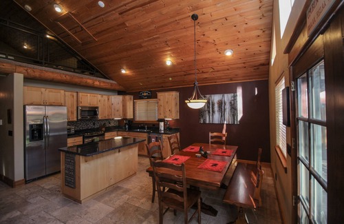 Mountainaire Cabin | Beautiful Wooded Dream Cabin Backs Forest