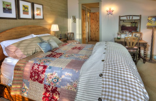 Bainbridge Island House | Beautifully appointed Garden Cottage Guesthouse on Charming Farm Property