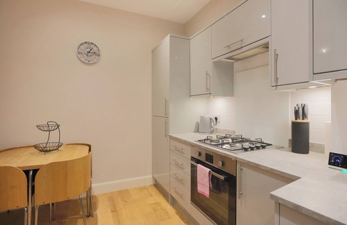 Marchmont Apartment | beautifully appointed 2-bedroom, 2-bathroom apartment nestled on the 3rd floor. Sleeps 4.
