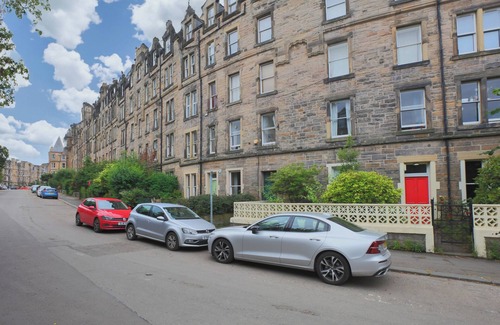 Marchmont Apartment | beautifully appointed 2-bedroom, 2-bathroom apartment nestled on the 3rd floor. Sleeps 4.
