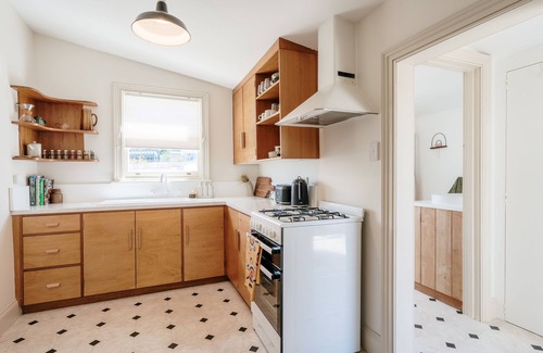 South Launceston House | Beautifully Designed Getaway | Stylish & Bright
