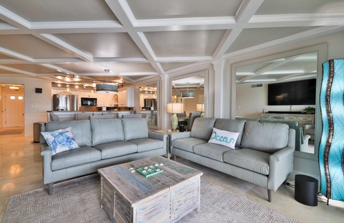 Zelia Sams Condo | Beautifully decorated completely remodeled with custom woodwork throught. top floor