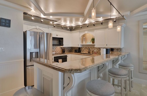 Zelia Sams Condo | Beautifully decorated completely remodeled with custom woodwork throught. top floor