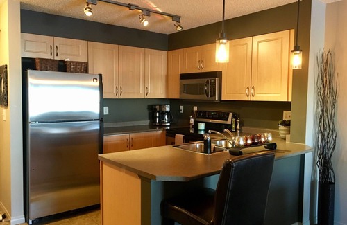 Southwest Edmonton Condo | Beautifully decorated and sparkling condo in southwest Edmonton