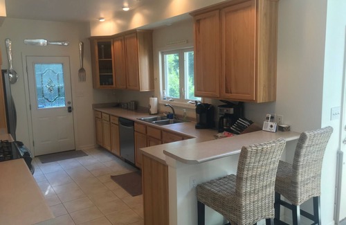 Bracey House | BEAUTIFULLY FURNISHED WATERFRONT HOME NEAR GOLF COURSE, WINERY, & DINING
