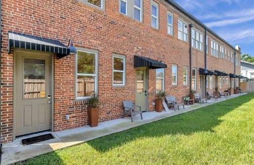 Springfield Apartment | Beautifully Modern Townhouse in Historic SPR!