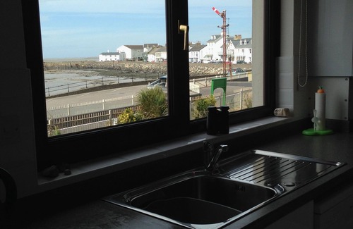 Instow Apartment | Beautifully presented and spacious 2 bedroom apartment offering fabulous views