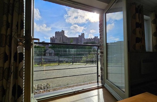 Pembroke House | Beautifully presented 4 person holiday let with Views of Pembroke Castle