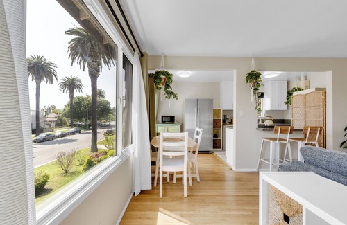 Del Rey Apartment | Beautifully Remodeled 2bed/1bath Apartment. Top Location, 15 min to Beach!