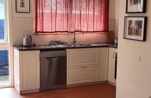 Rosebud House | Beautifully renovated 2 bedroom unit – 8 minutes walk from the beach.