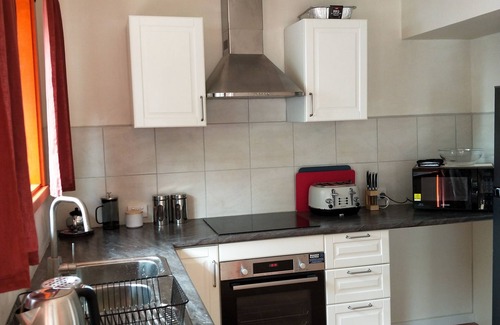 Rosebud House | Beautifully renovated 2 bedroom unit – 8 minutes walk from the beach.