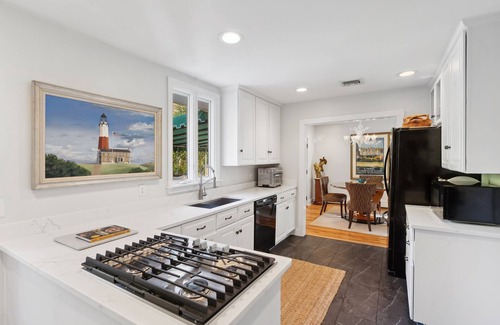 Amagansett North House | Beautifully renovated near Amagansett village, ocean and bay beaches and train!