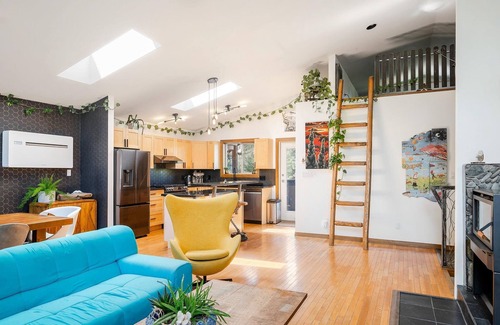 Pemberton House | Beautifully renovated 3 bedroom home w/hot tub