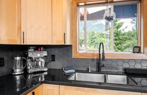 Pemberton House | Beautifully renovated 3 bedroom home w/hot tub